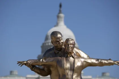 Estátua de Trump e Epstein em pose de Titanic aparece em Washington; veja
