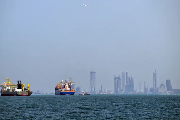 EUA alertam para ataques contra portos civis do Irã no Estreito de Hormuz