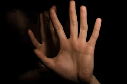 Pai e filho são presos por abusar de funcionária mantida em cativeiro