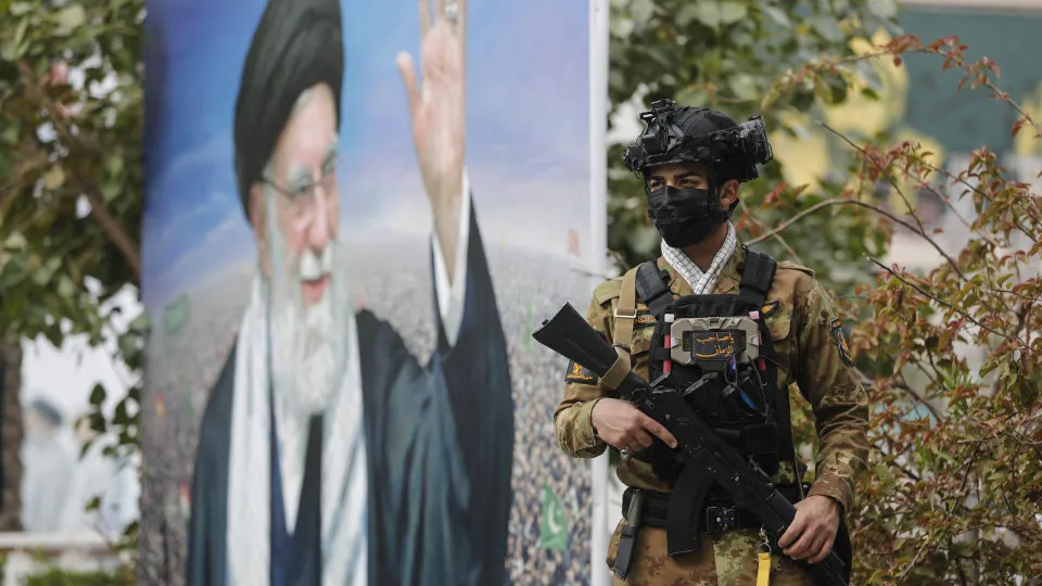 Irã mira setor de petróleo; EUA e Israel ampliam ataques