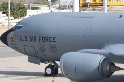 Avião militar dos EUA cai na guerra contra o Irã; grupo assume ataque