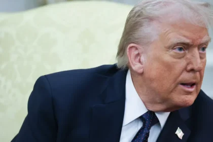 Com duas semanas de guerra, Trump insiste em Irã derrotado, mas conflito persiste