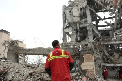 Israel lança nova ofensiva e Teerã ataca base dos EUA e alvos israelenses