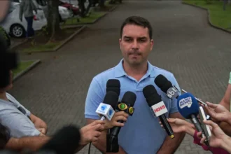 Flávio Bolsonaro sobre Jair: aparência continua abatida, e a voz está enfraquecida