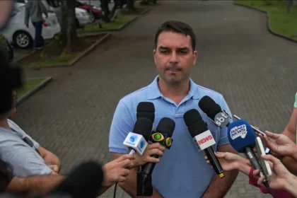 Flávio Bolsonaro sobre Jair: aparência continua abatida, e a voz está enfraquecida