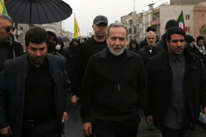 Irã discute guerra com França e alerta para risco de escalada