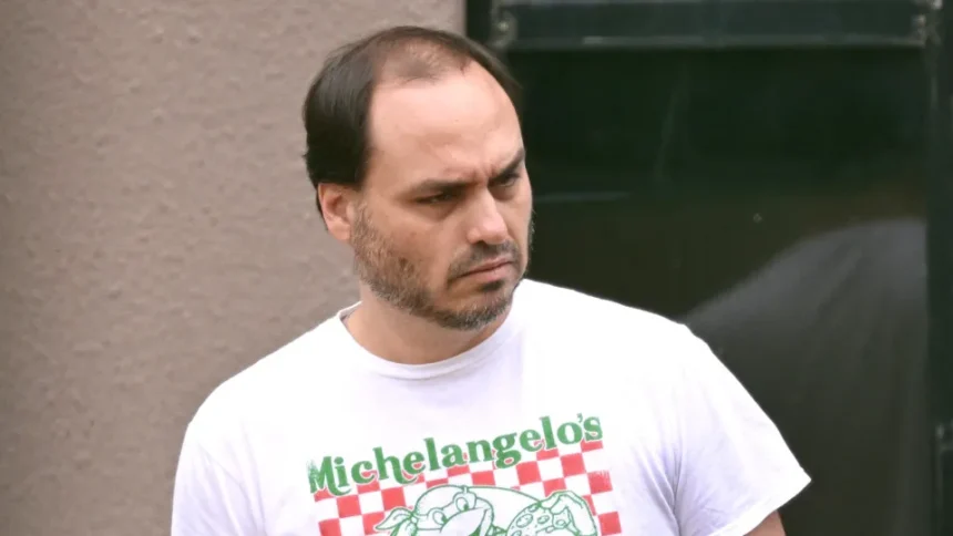 Carlos Bolsonaro diz que ex-presidente está “inchado e irritado” na UTI