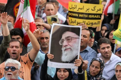 Israel diz ter destruído avião que era usado por Ali Khamenei no Irã