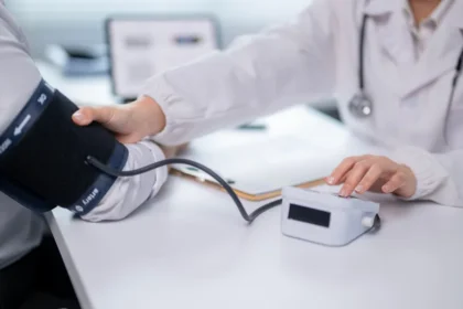 MEC sanciona 53 cursos de Medicina com rendimento insatisfatório no Enamed