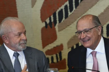 Lula diz que vaga de vice está aberta para Alckmin, mas não o descarta no Senado