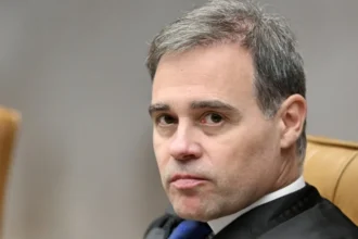 Voo com André Mendonça e Fux é cancelado para inspeção de dano em avião