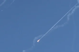 Israel confirmam impacto de mísseis iranianos no centro de Israel