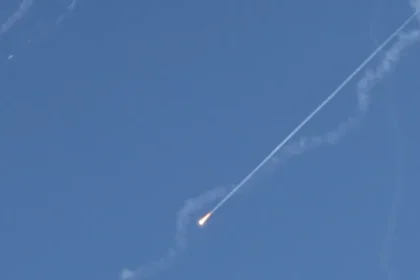 Israel confirmam impacto de mísseis iranianos no centro de Israel