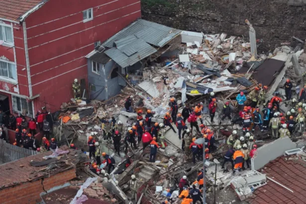 Dois edifícios colapsam após explosão de gás em Istambul