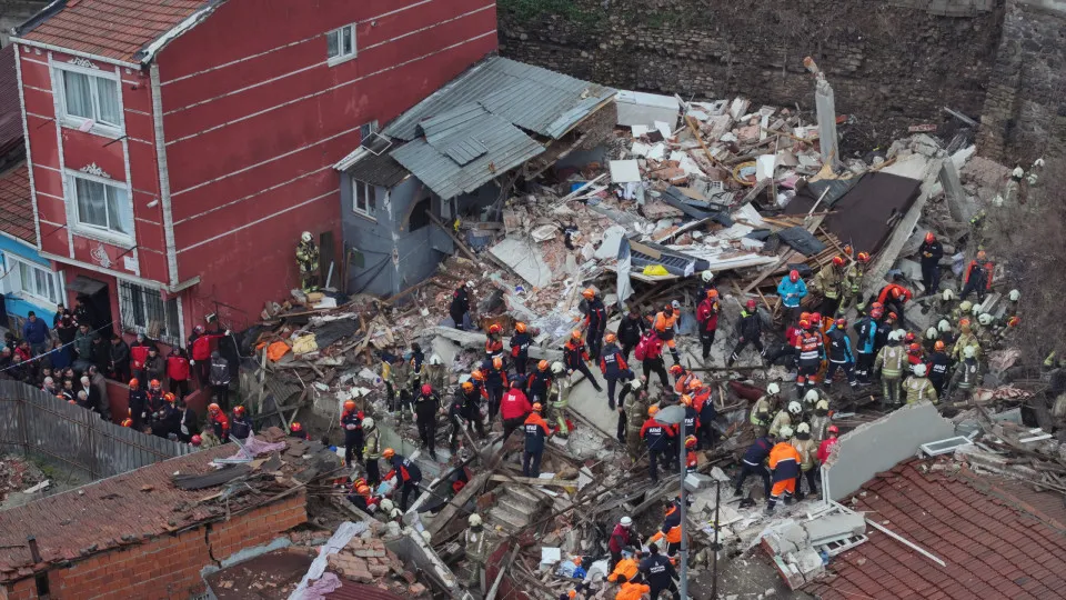 Dois edifícios colapsam após explosão de gás em Istambul