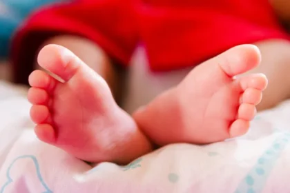 Pais são presos  por suspeita de violência e abuso contra bebê