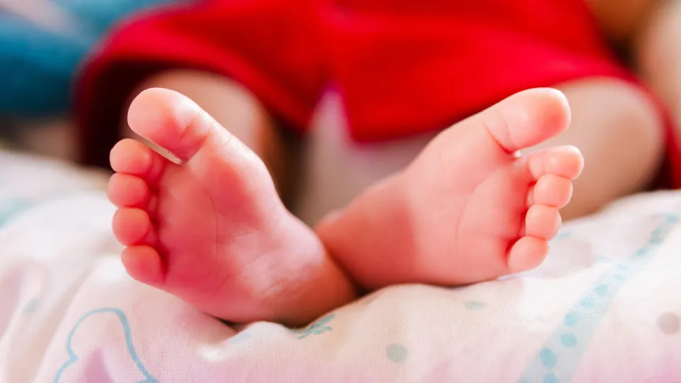 Pais são presos  por suspeita de violência e abuso contra bebê