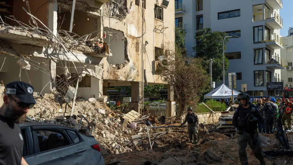 Irã ataca de surpresa Tel Aviv com míssil de 100 kg e deixa feridos; veja