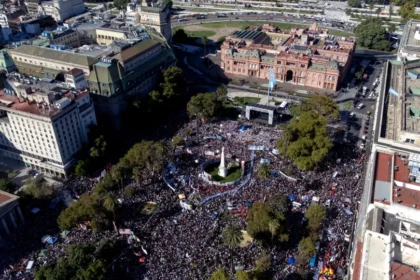 Argentinos lotam praça de Maio e criticam Milei em ato relembrando 50 anos do golpe militar