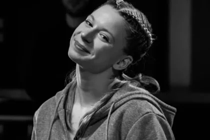 Influenciadora morre aos 23 anos atropelada por caminhão na Tailândia