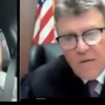 Mulher entra em audiência dirigindo, mente e leva bronca de juiz; veja