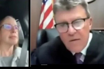 Mulher entra em audiência dirigindo, mente e leva bronca de juiz; veja