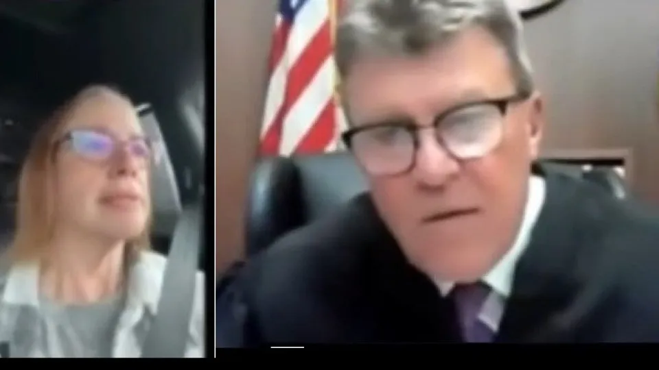 Mulher entra em audiência dirigindo, mente e leva bronca de juiz; veja