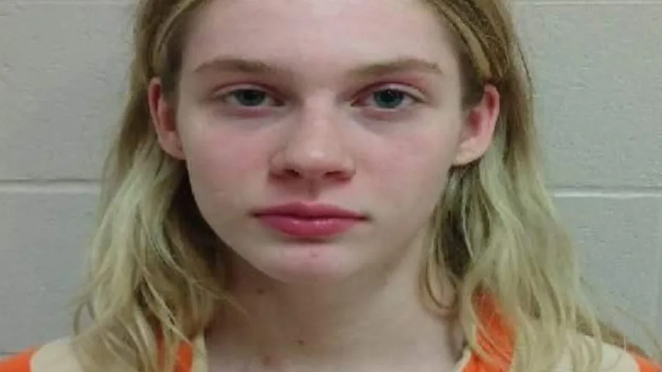 Jovem colide contra casa durante a noite e mata mãe e filho de 7 anos