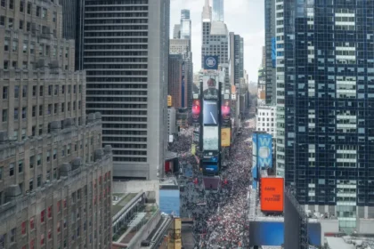 Multidão sai às ruas de Nova York contra governo de Donald Trump