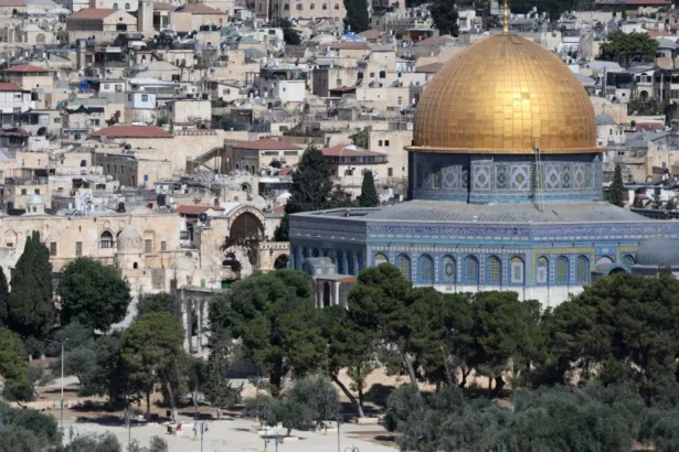 Polícia israelense impede cardeal de Jerusalém de celebrar missa na igreja do Santo Sepulcro
