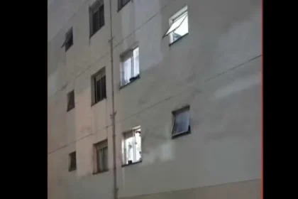 Mãe salta de prédio com filha para fugir de agressões; suspeito é preso