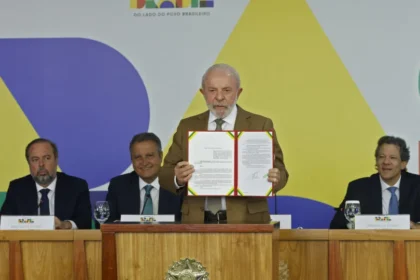 Metade dos ministros deixa o governo, e Lula cobrará atuação em campanha eleitoral