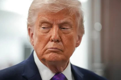 Trump avalia encerrar guerra mesmo com bloqueio no Estreito de Ormuz