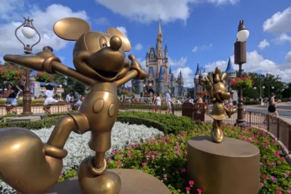 Brasileira é presa após jogar café em idosa em parque da Disney