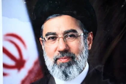 Irã afirma que líder Khamenei segue no país e comanda guerra