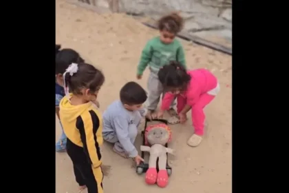 Vídeo de crianças encenando funeral em Gaza viraliza e choca a web; veja