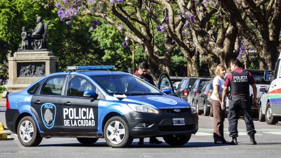 Homem é preso por manter filho de 11 anos trancado em jaula