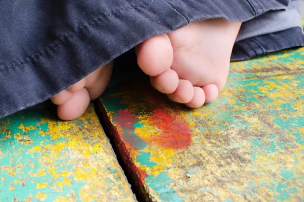 Criança de um ano morre engasgada com unha postiça da mãe