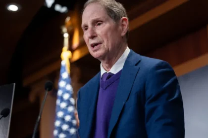 Filho de senador democrata surge em troca de e-mails com Epstein