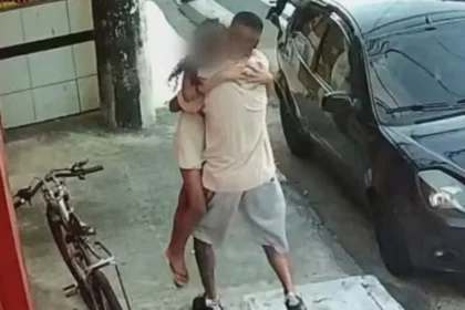 Pai abraça filha após atropelamento que matou irmãos em SP; vídeo