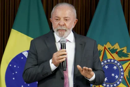 Dezessete ministros de Lula deixam governo para disputar eleições; 21 permanecem