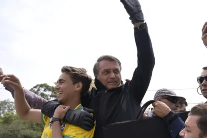 Flávio Bolsonaro diz que postura crítica de Eduardo a Nikolas