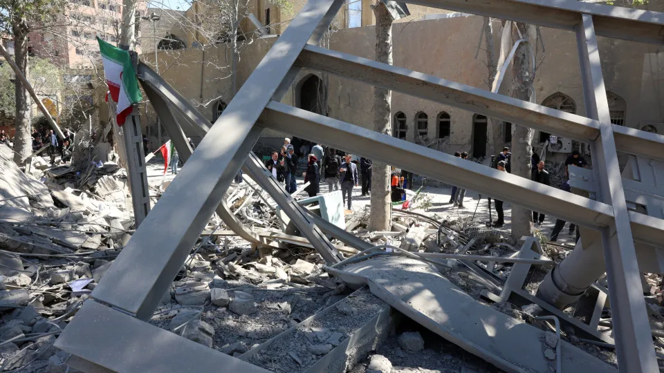 Pelo menos 18 mortos em ataque aéreo perto de Teerã