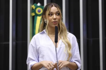 Deputada ameaça usar lei Maria da Penha contra Erika Hilton