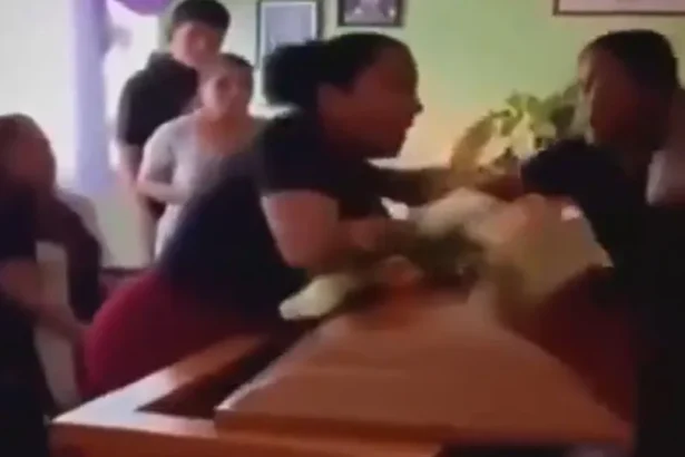 Mulheres descobrem que eram amantes do mesmo homem durante velório; veja!