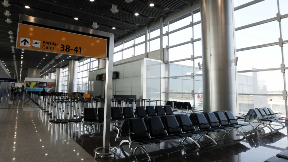 Falha no controle aéreo suspende pousos e decolagens em São Paulo e causa caos em aeroportos