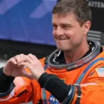 Conheça o astronauta da Artemis II que cria as filhas sozinho: