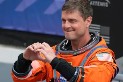 Conheça o astronauta da Artemis II que cria as filhas sozinho: