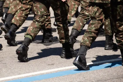 Exército prende militares condenados por trama golpista após ordem de Moraes