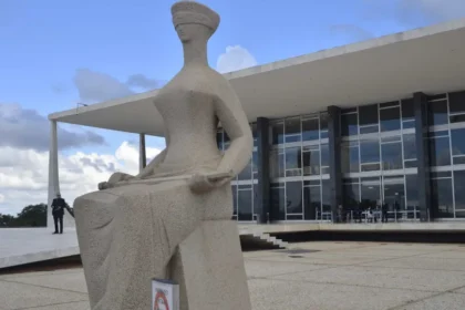 Parecer que mirava ministros do STF é rejeitado; texto gera tensão institucional